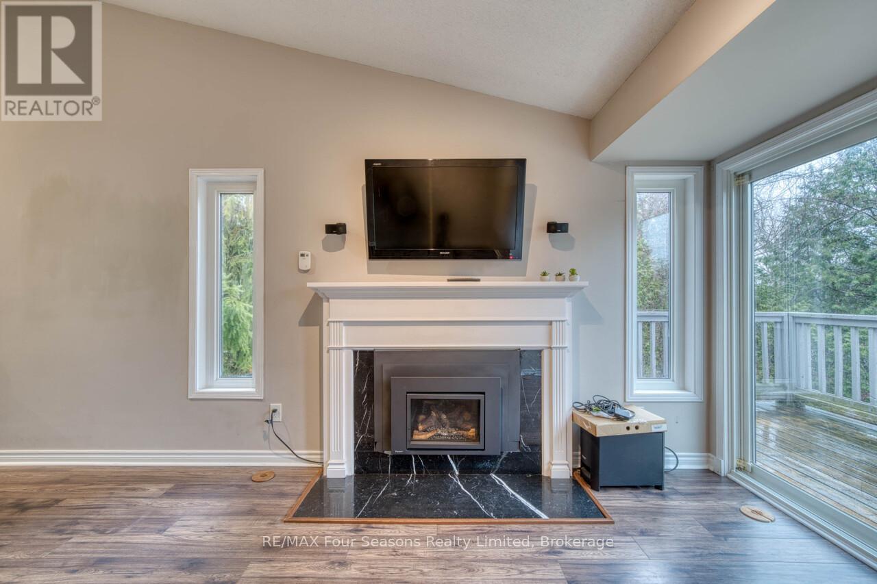#1 5 HARBOUR STREET E - 16
