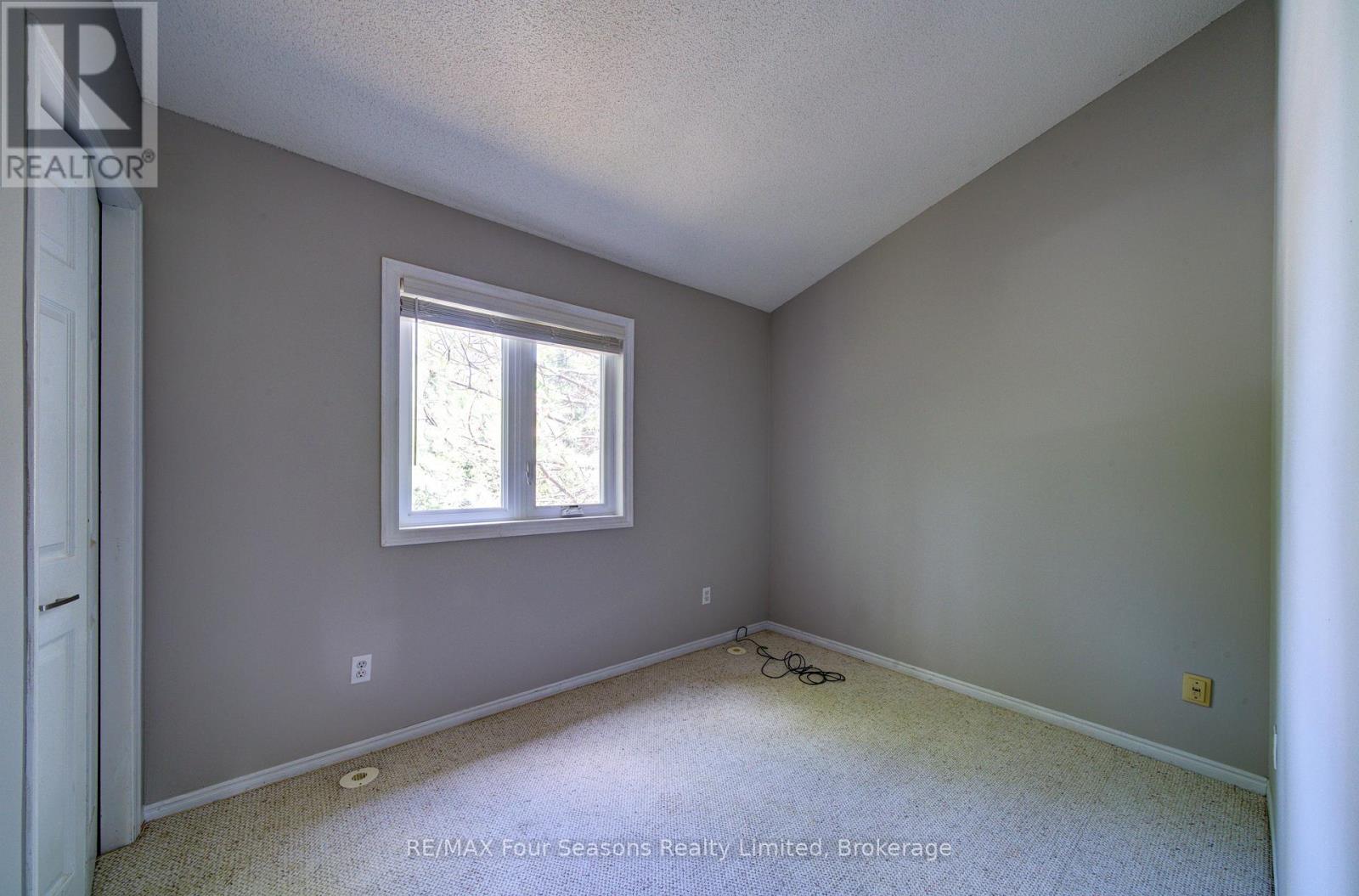 #1 5 HARBOUR STREET E - 22