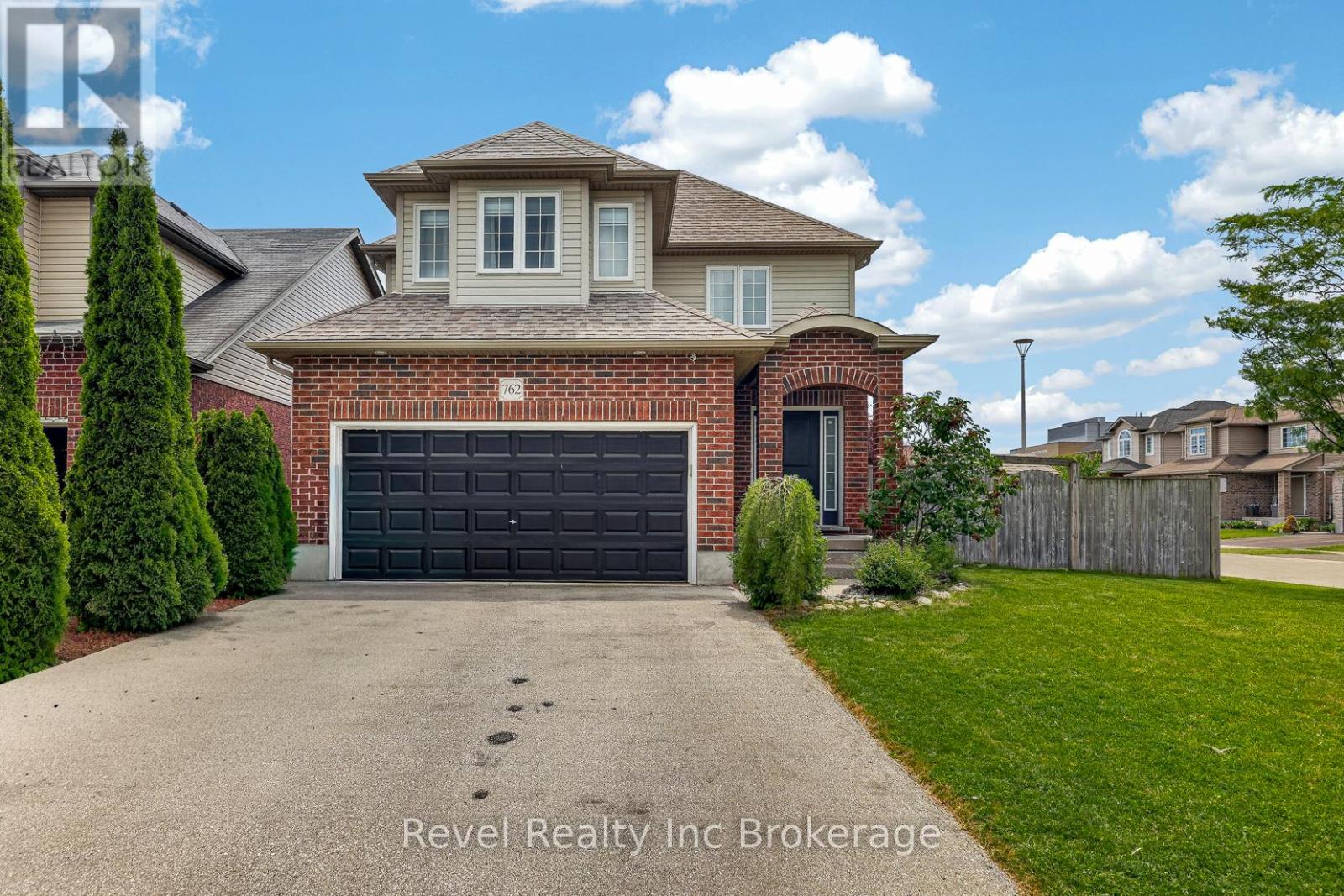 762 FRONTENAC CRESCENT - 2