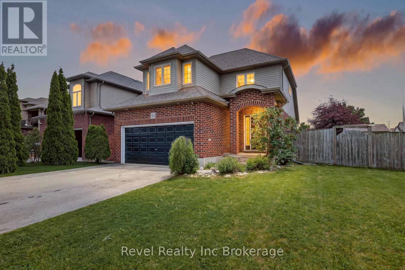 762 FRONTENAC CRESCENT - 3