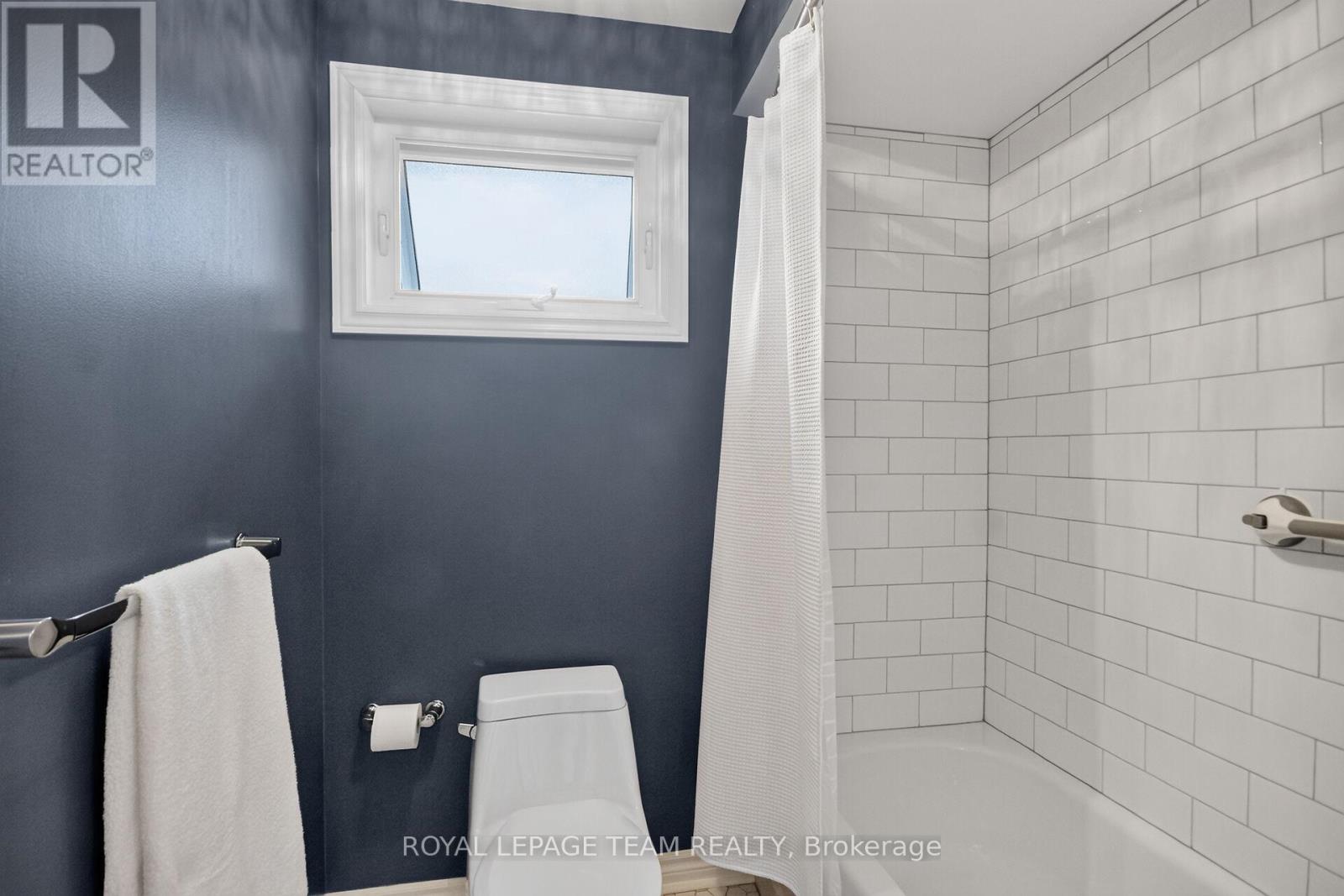22 LYNHURST AVENUE - 36