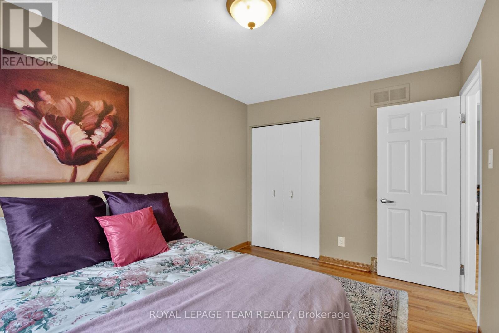 22 LYNHURST AVENUE - 32