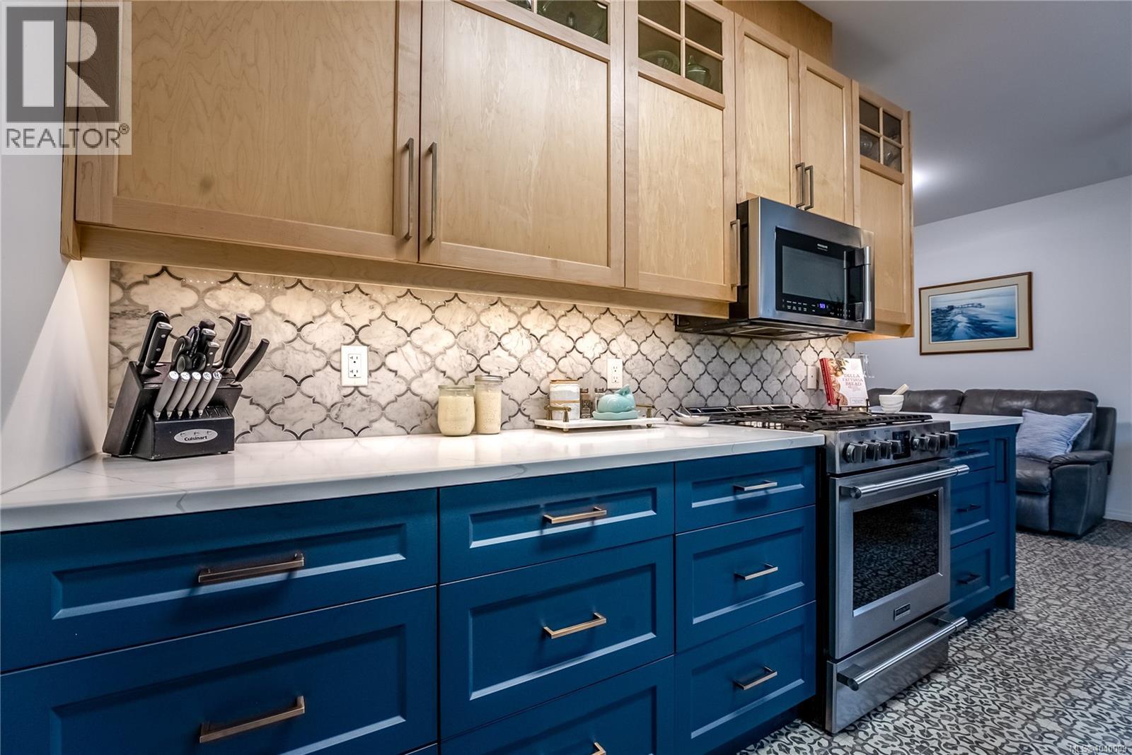 10 2235 Harbour Road, Sidney