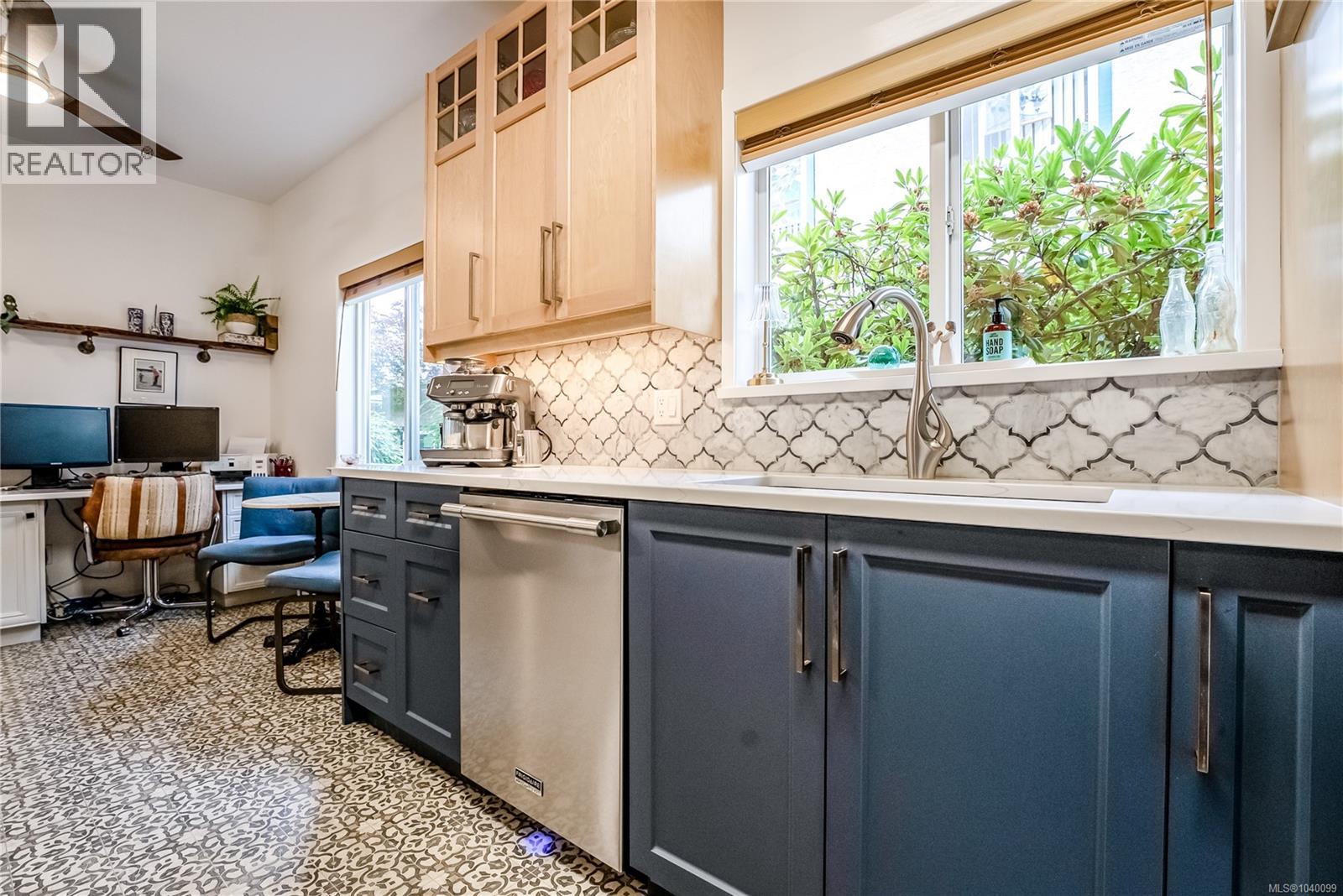 10 2235 Harbour Road, Sidney