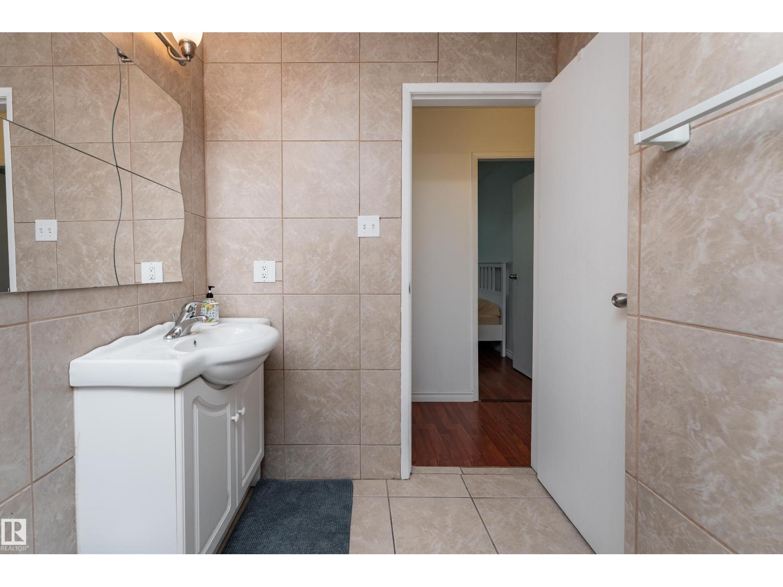 15217 54 ST NW - 21