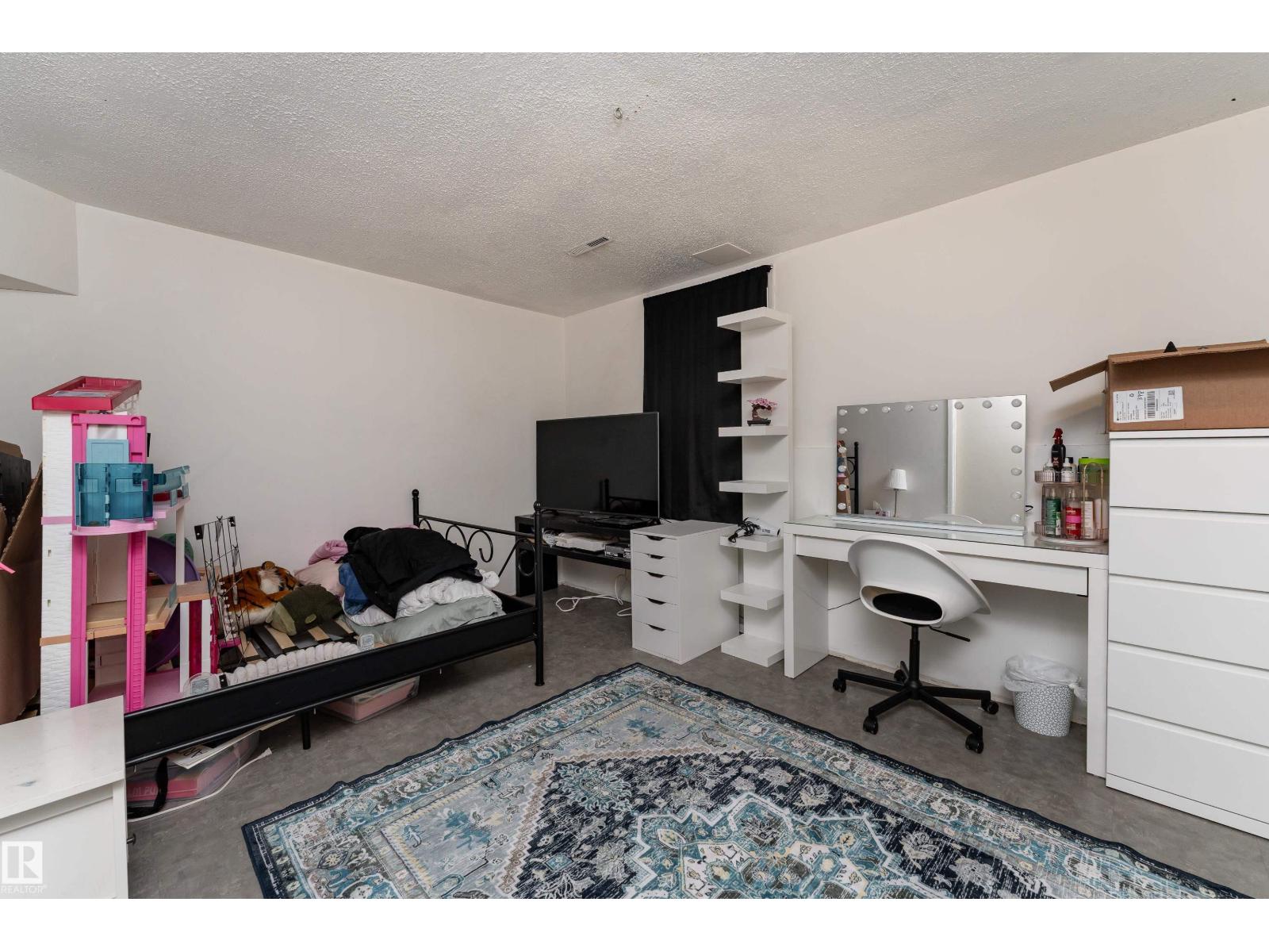 15217 54 ST NW - 23