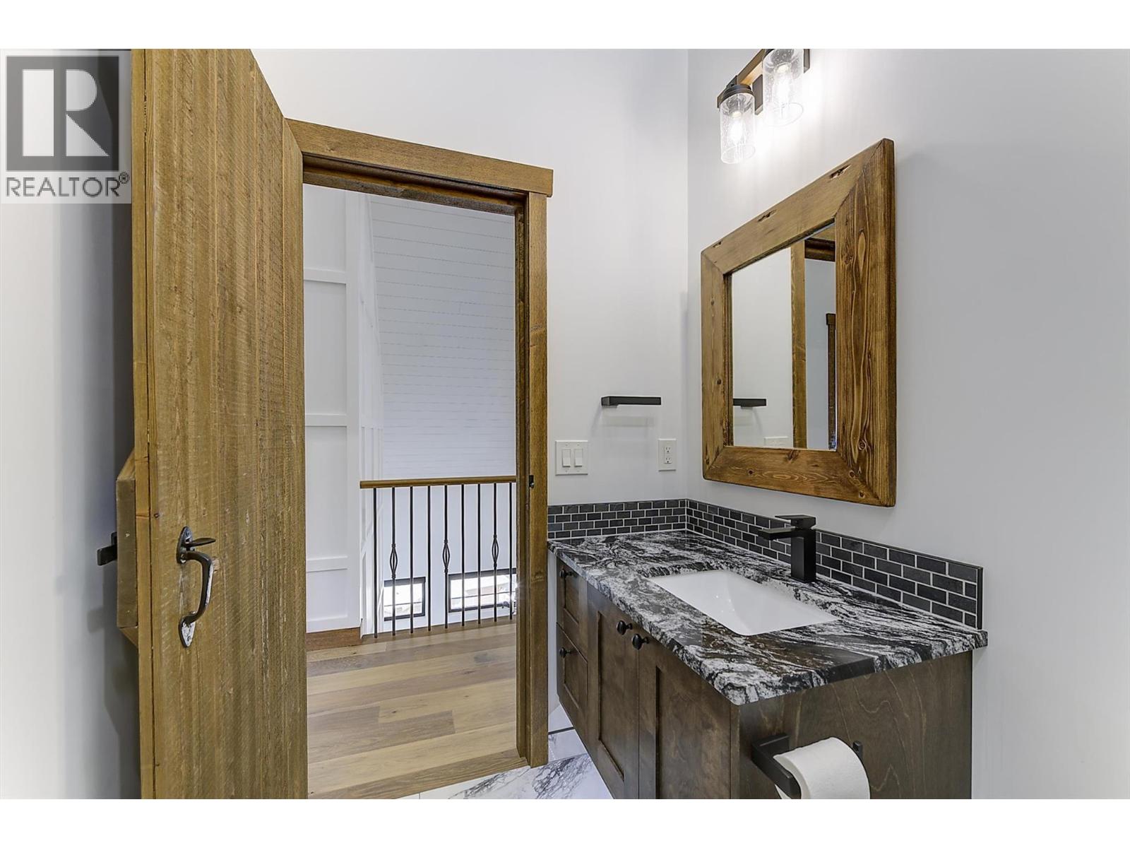6121 Seymoure Lane, Peachland