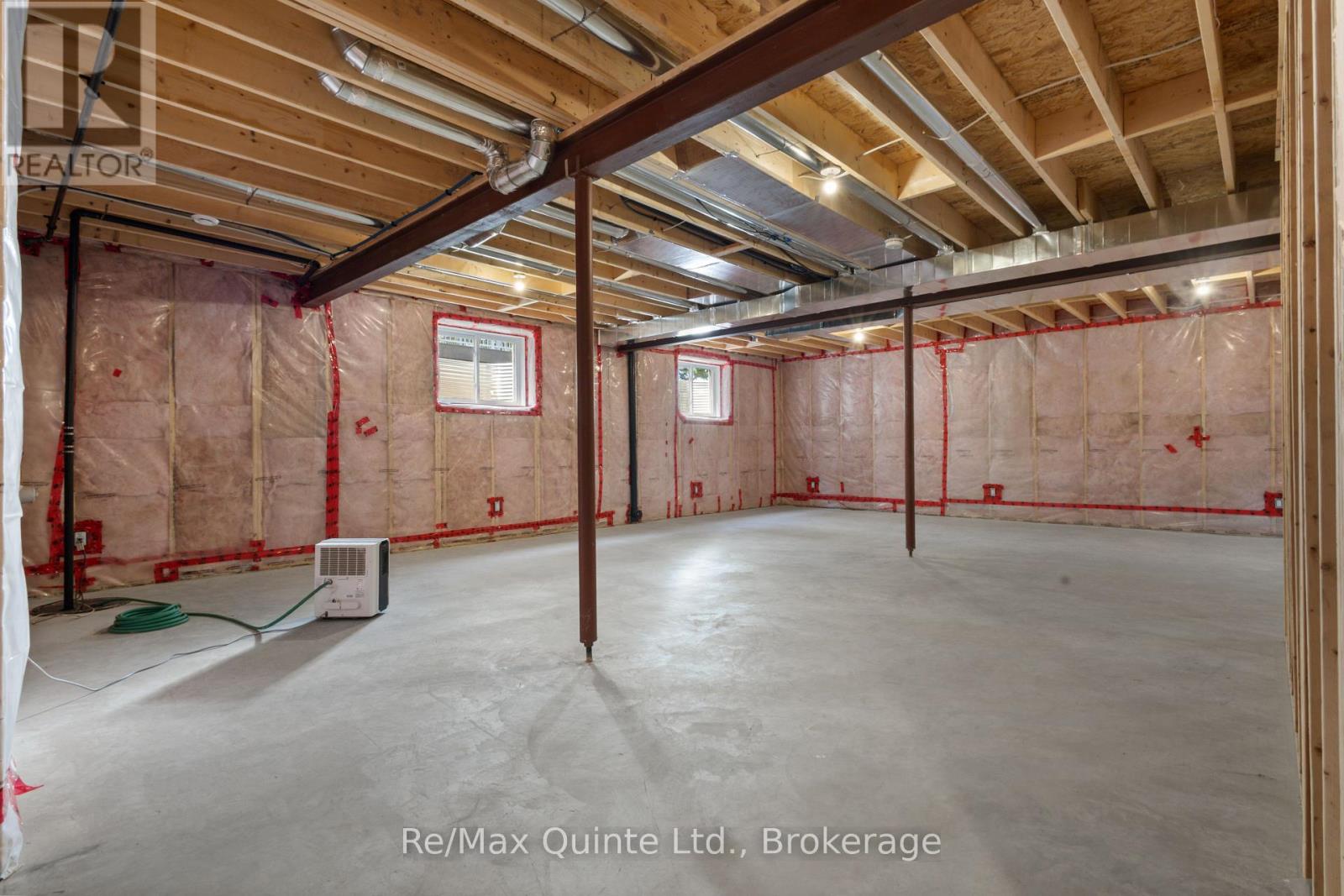 125 VILLENEUVE DRIVE - 41