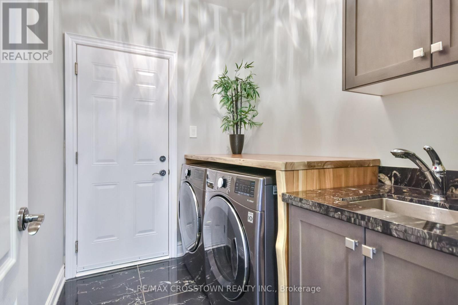 22 STEWART CRESCENT - 8