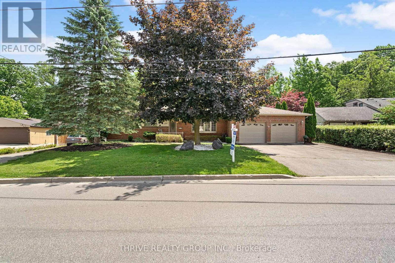 255 RIDGEWOOD CRESCENT - 1