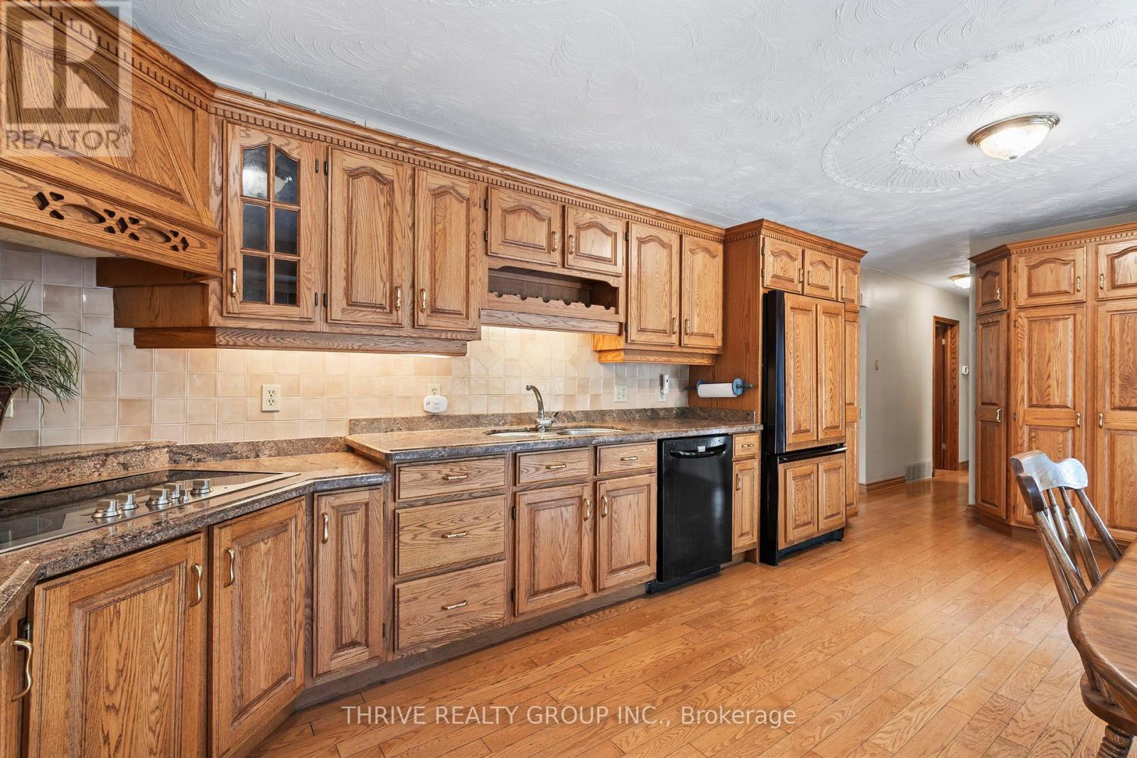255 RIDGEWOOD CRESCENT - 13