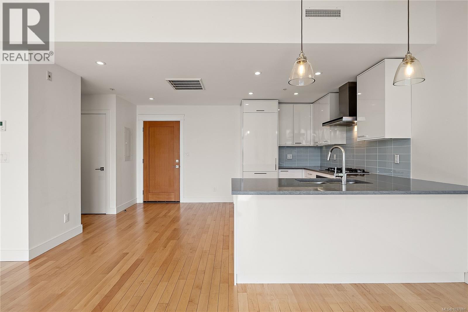 #603 916 Lyall St - 11