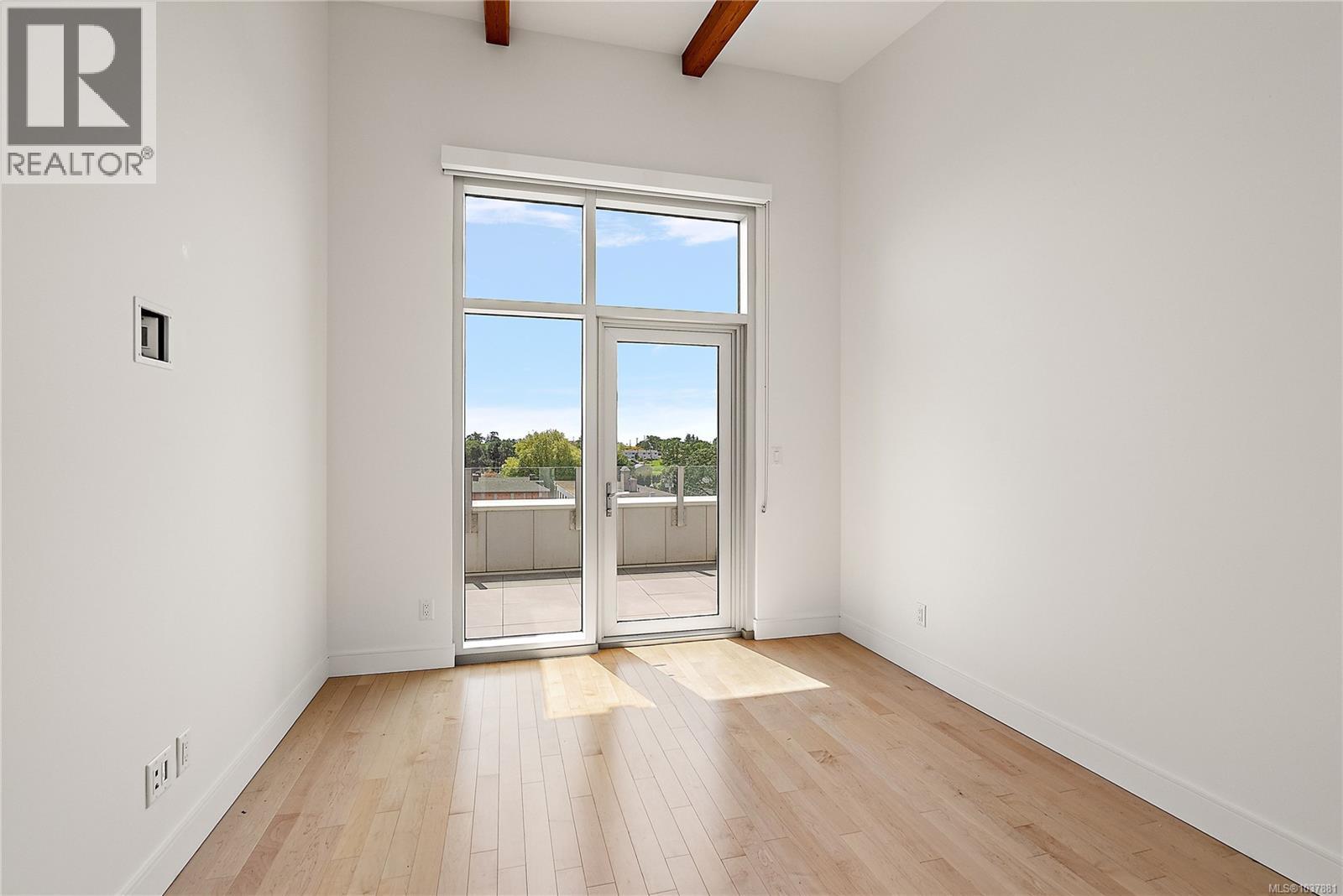 #603 916 Lyall St - 18