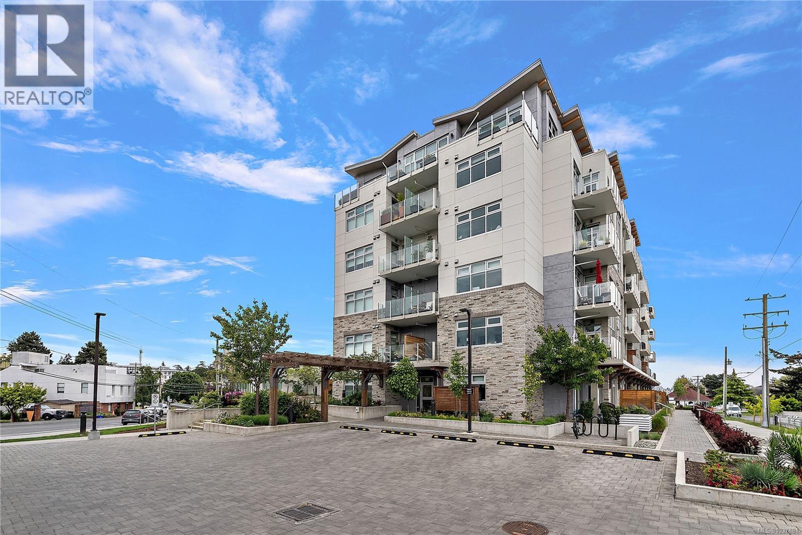 #603 916 Lyall St - 36