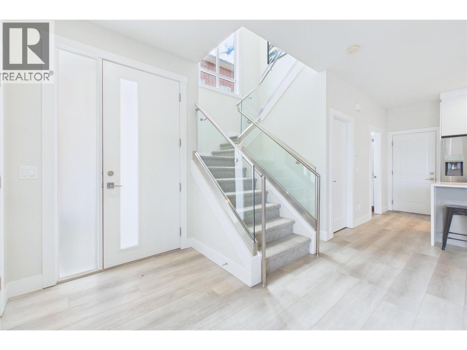 #7 115 Wyndham Crescent - 4