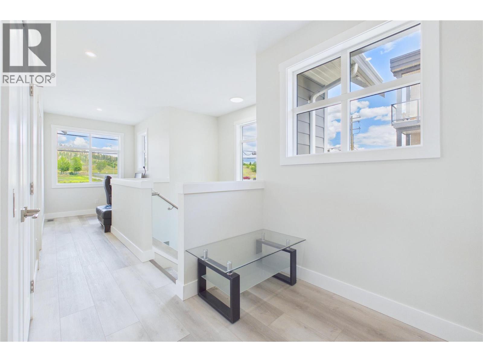 #7 115 Wyndham Crescent - 18