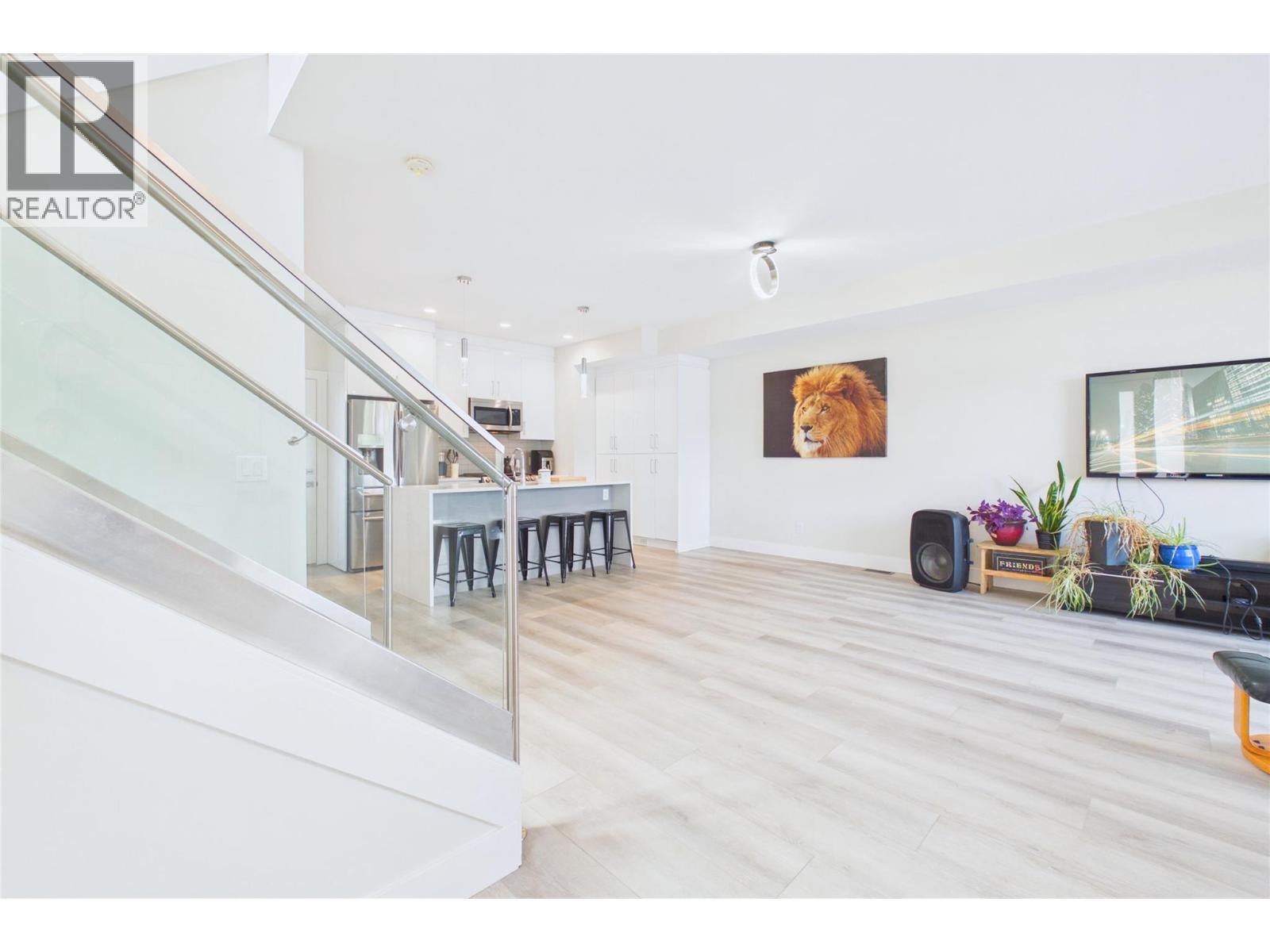 #7 115 Wyndham Crescent - 2