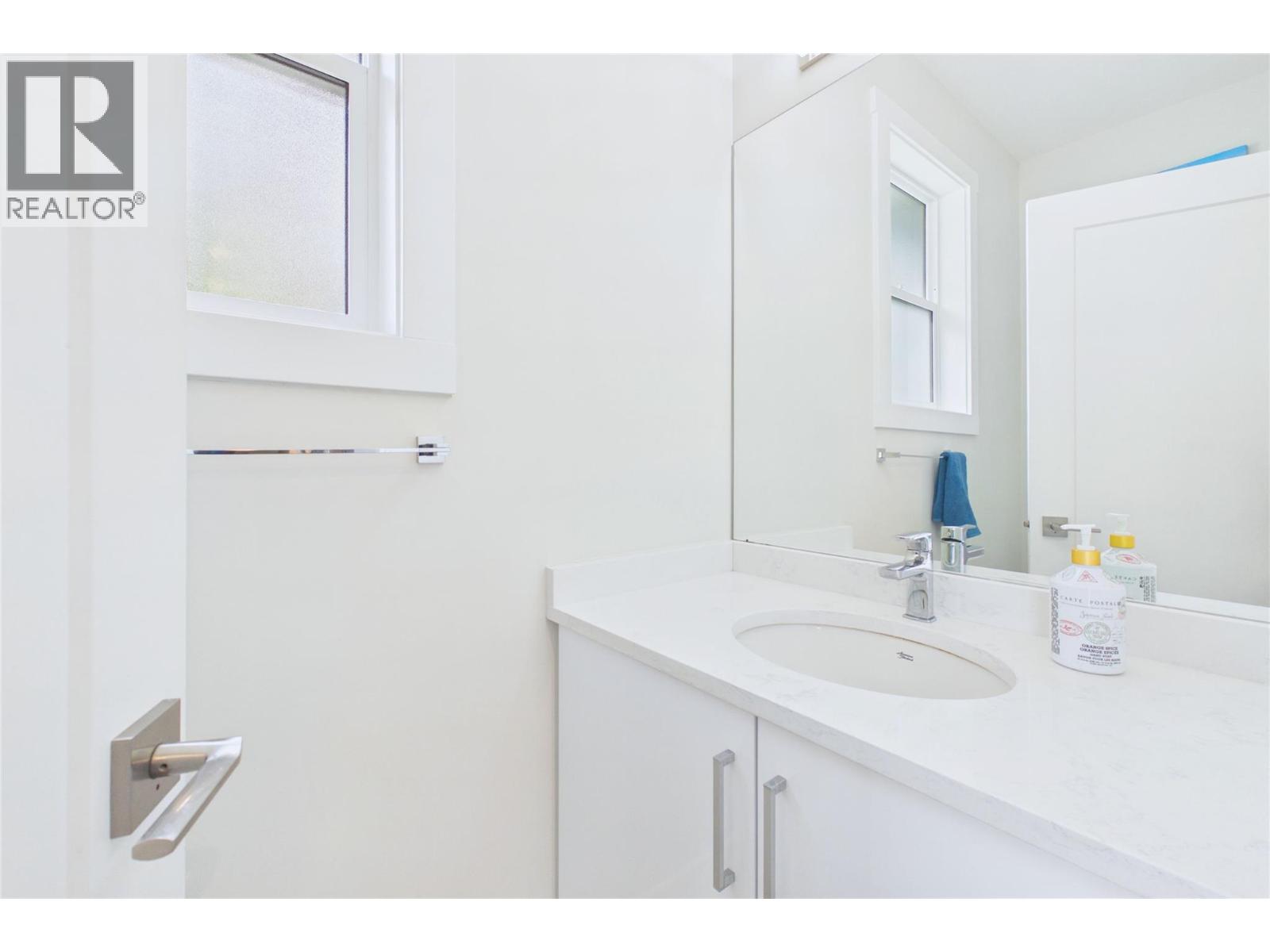 #7 115 Wyndham Crescent - 13