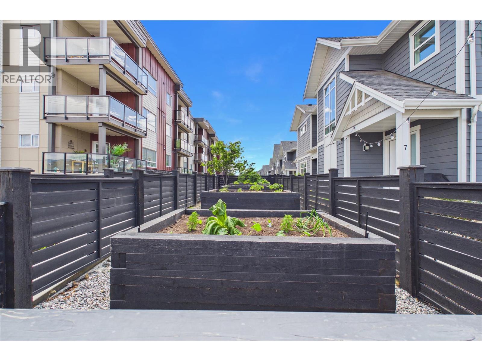 #7 115 Wyndham Crescent - 32