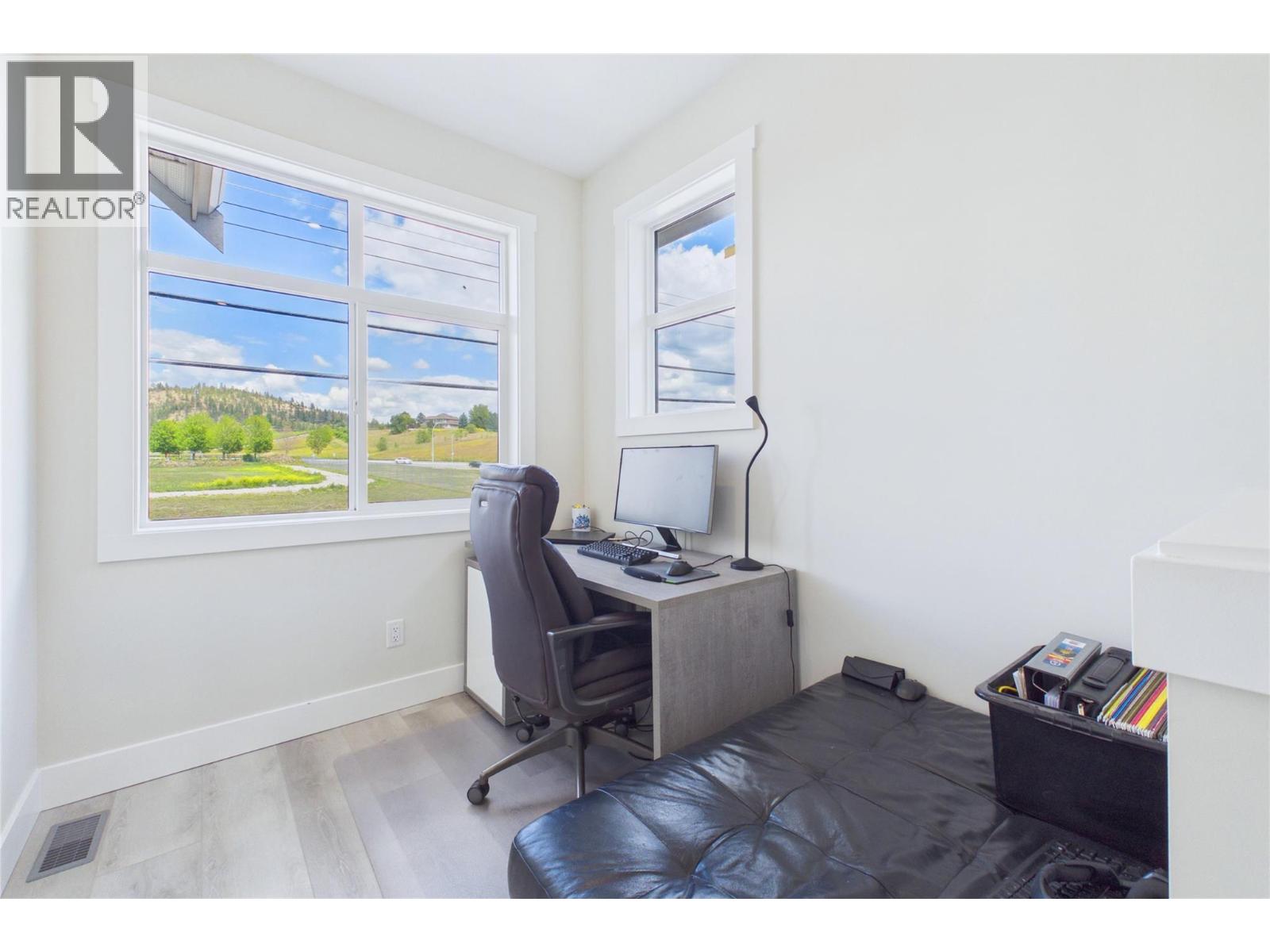 #7 115 Wyndham Crescent - 22