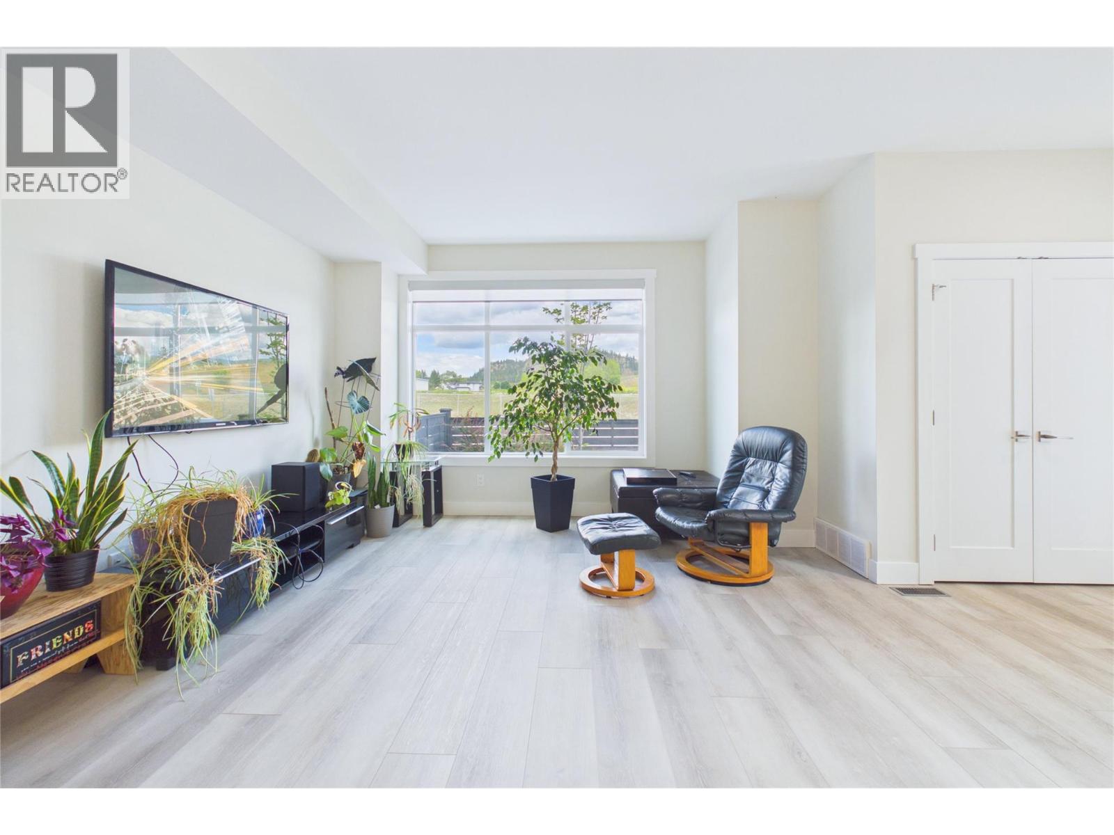 #7 115 Wyndham Crescent - 5