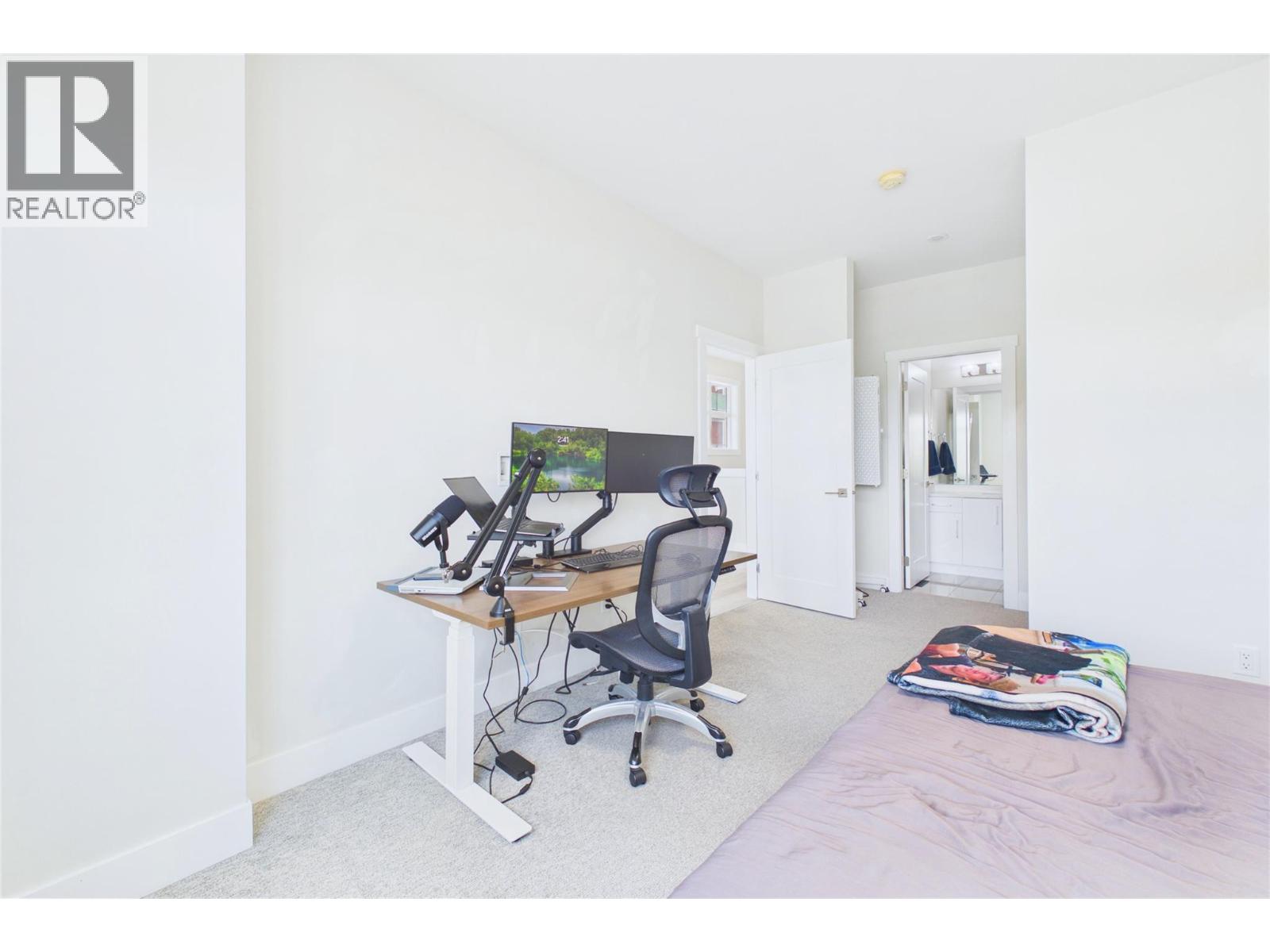 #7 115 Wyndham Crescent - 24