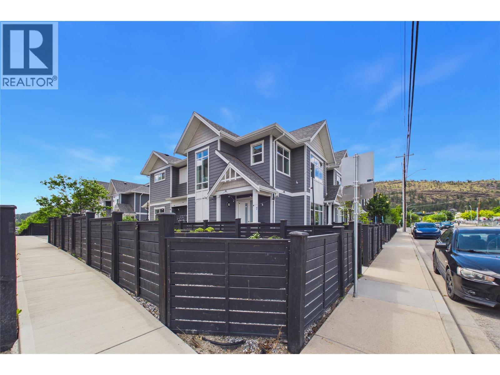 #7 115 Wyndham Crescent - 33