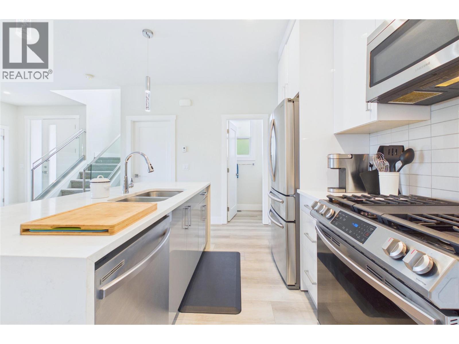 #7 115 Wyndham Crescent - 10