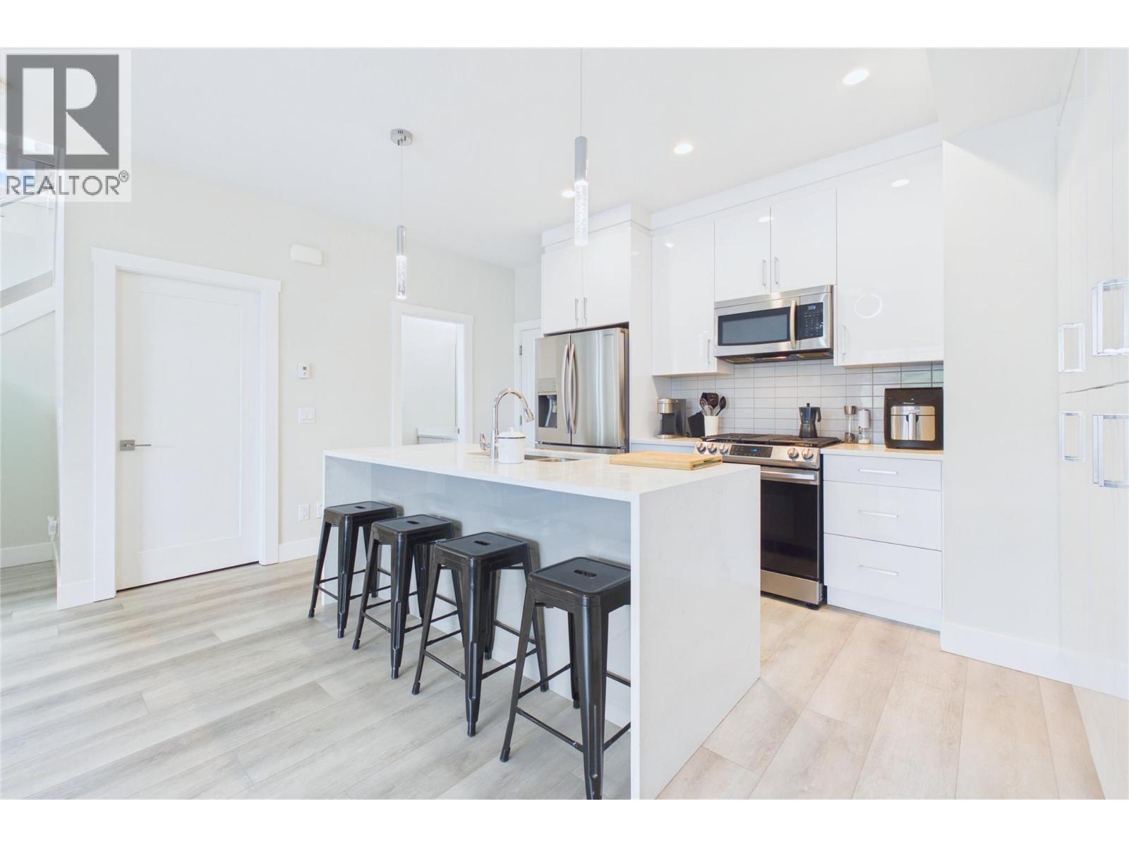 #7 115 Wyndham Crescent - 8
