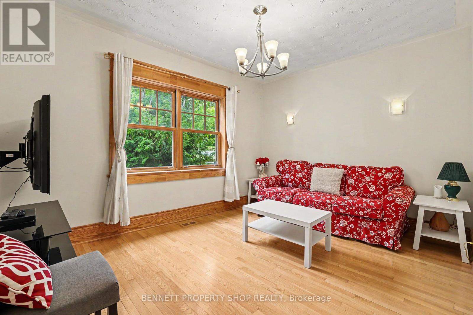 3 Bed, 2 Bath House for Sale in Ottawa – 289 CRICHTON STREET, Ottawa – MLS# X13462184 - Image 9