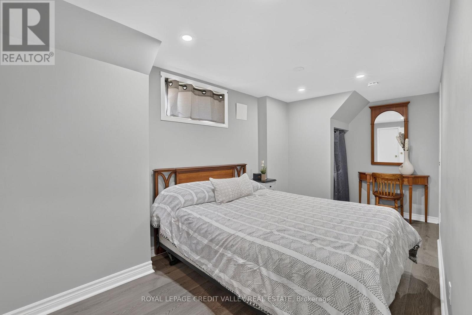 80 CORNWALL ROAD - 25