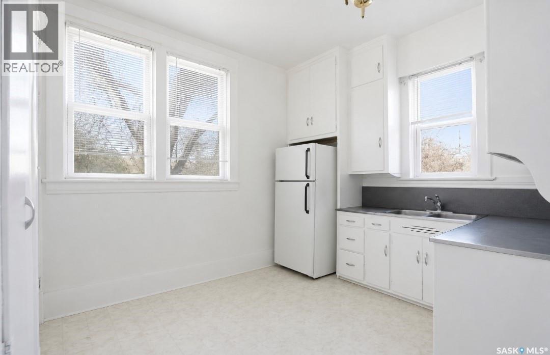 610 Albert AVENUE - 11