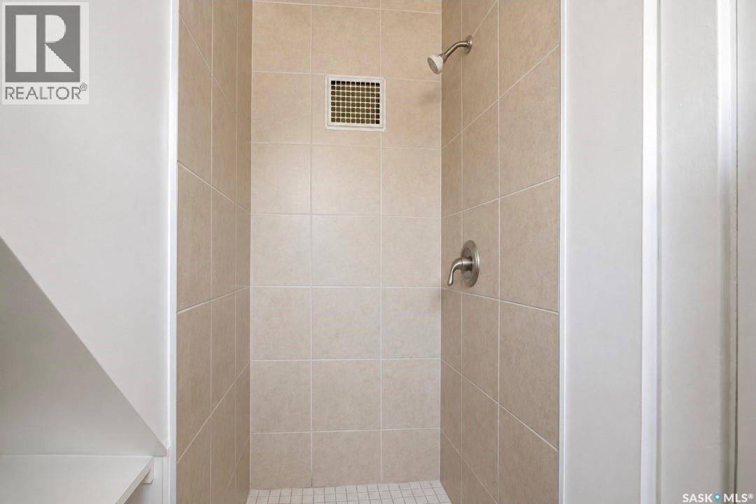 610 Albert AVENUE - 24