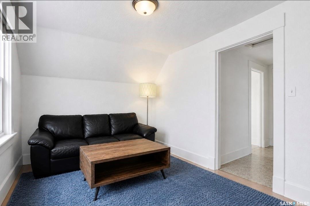 610 Albert AVENUE - 33