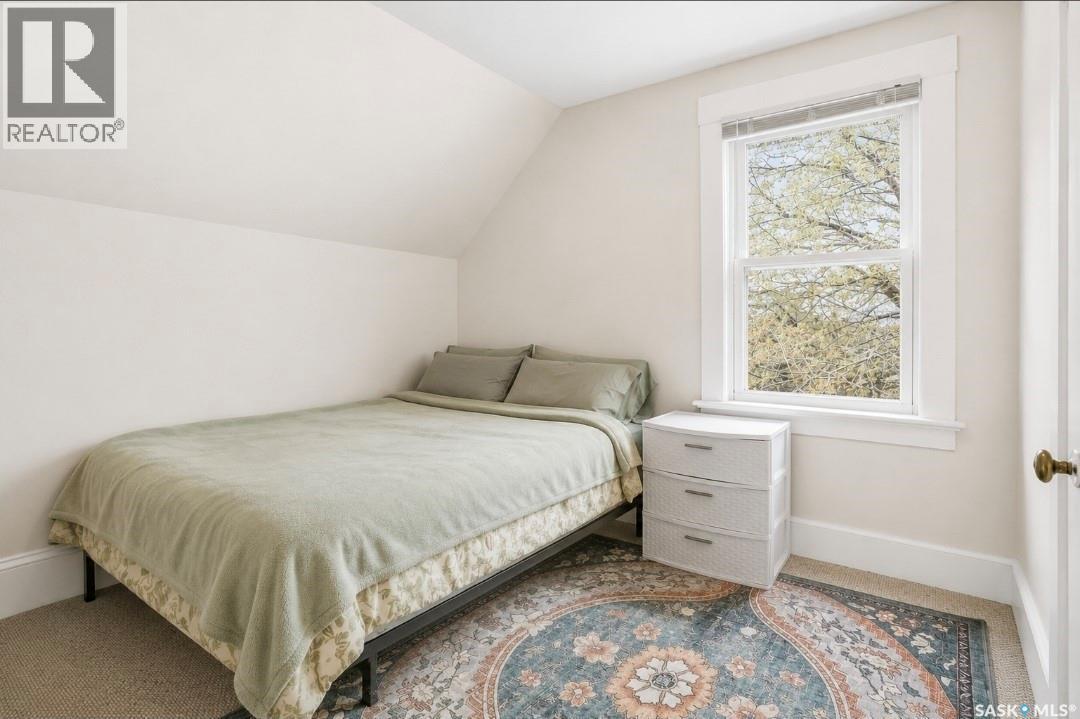 610 Albert AVENUE - 34