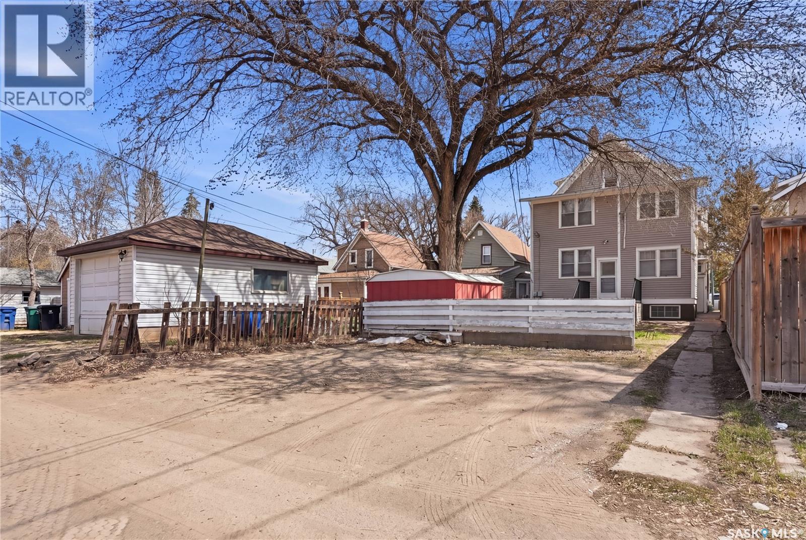 610 Albert AVENUE - 51