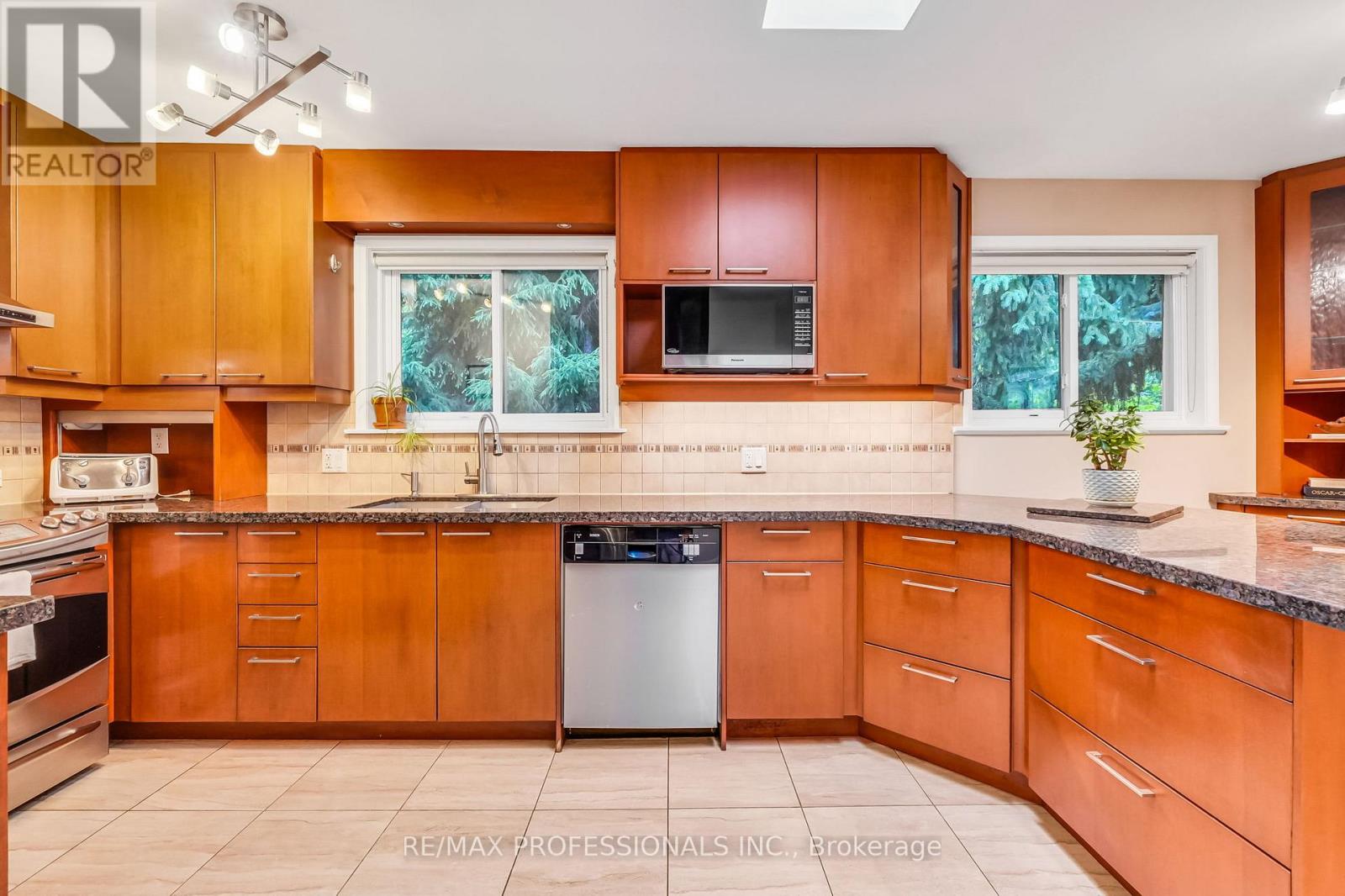 37 SUNPLAINS CRESCENT - 7