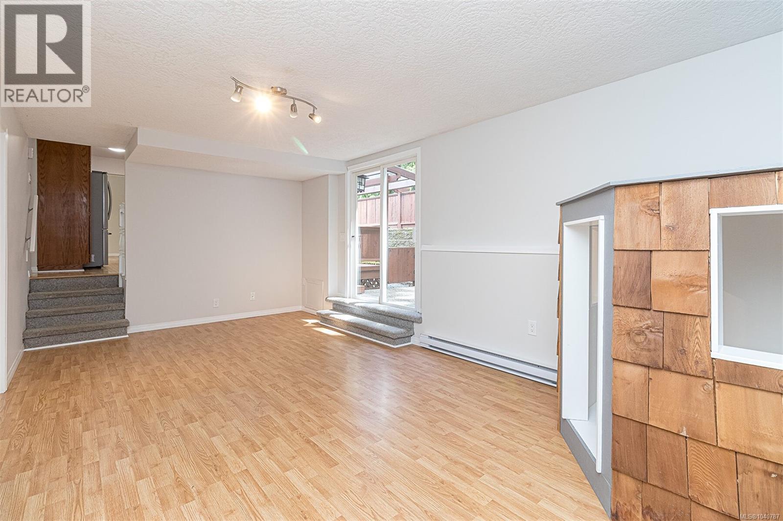 899 Cecil Blogg Dr - 11