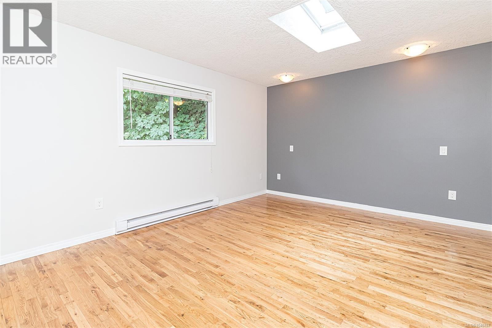 899 Cecil Blogg Dr - 12