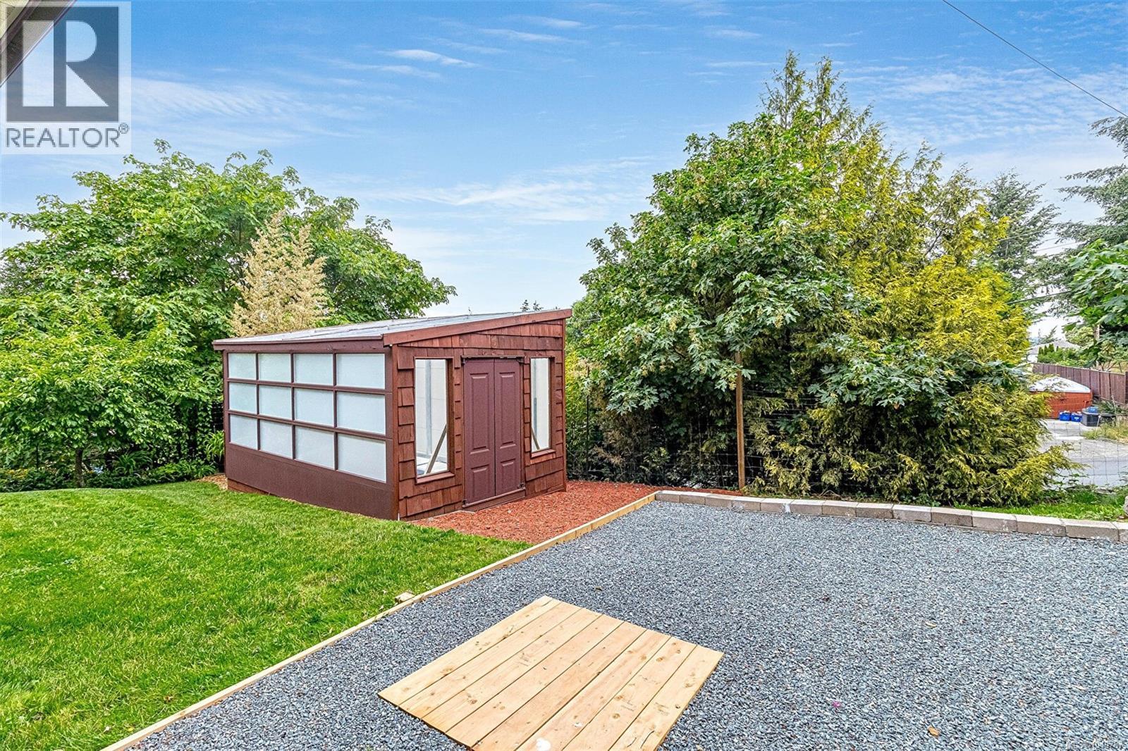 899 Cecil Blogg Dr - 24