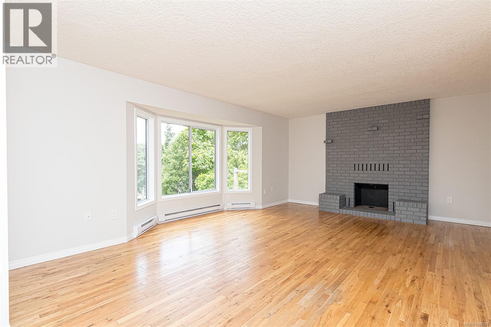 899 Cecil Blogg Dr - 3