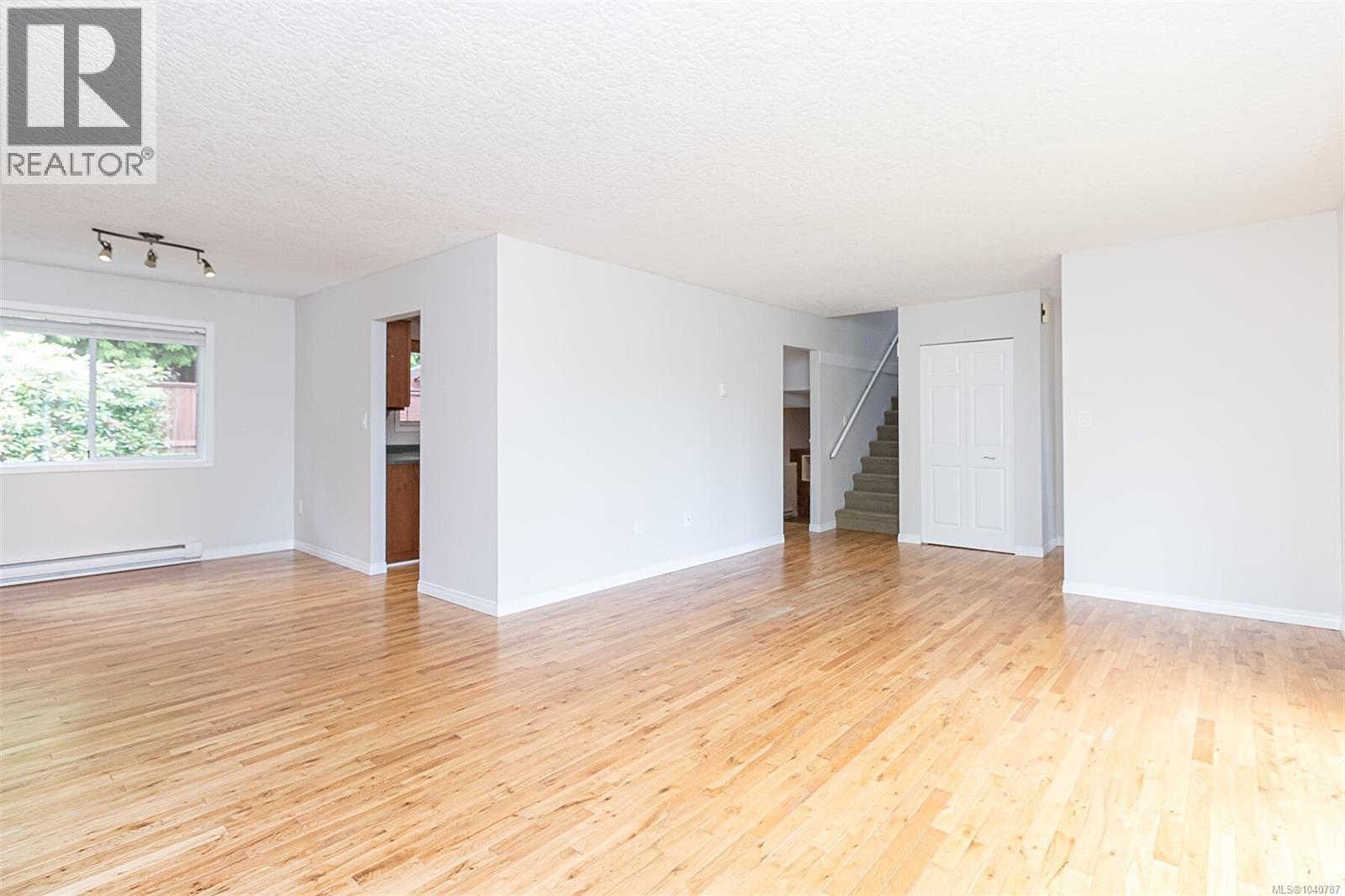 899 Cecil Blogg Dr - 4