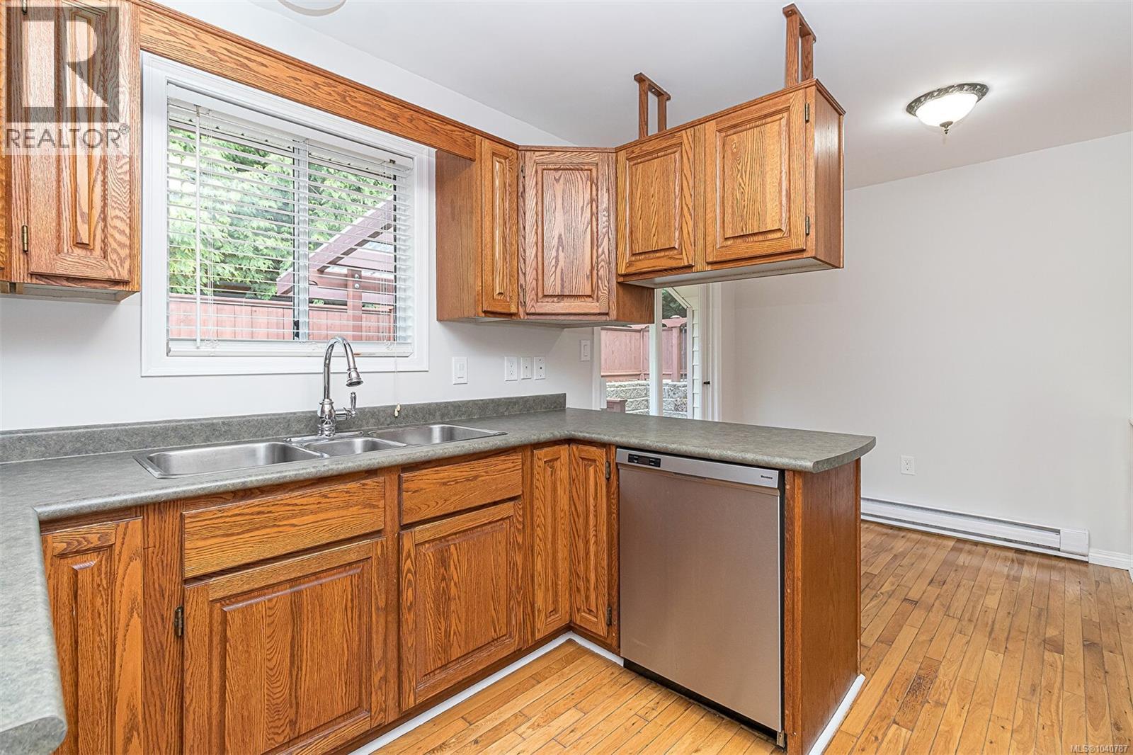 899 Cecil Blogg Dr - 6