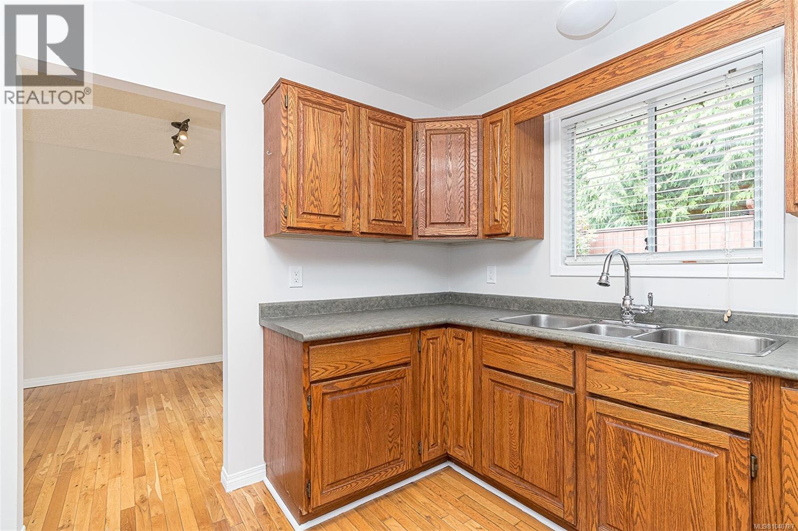 899 Cecil Blogg Dr - 7