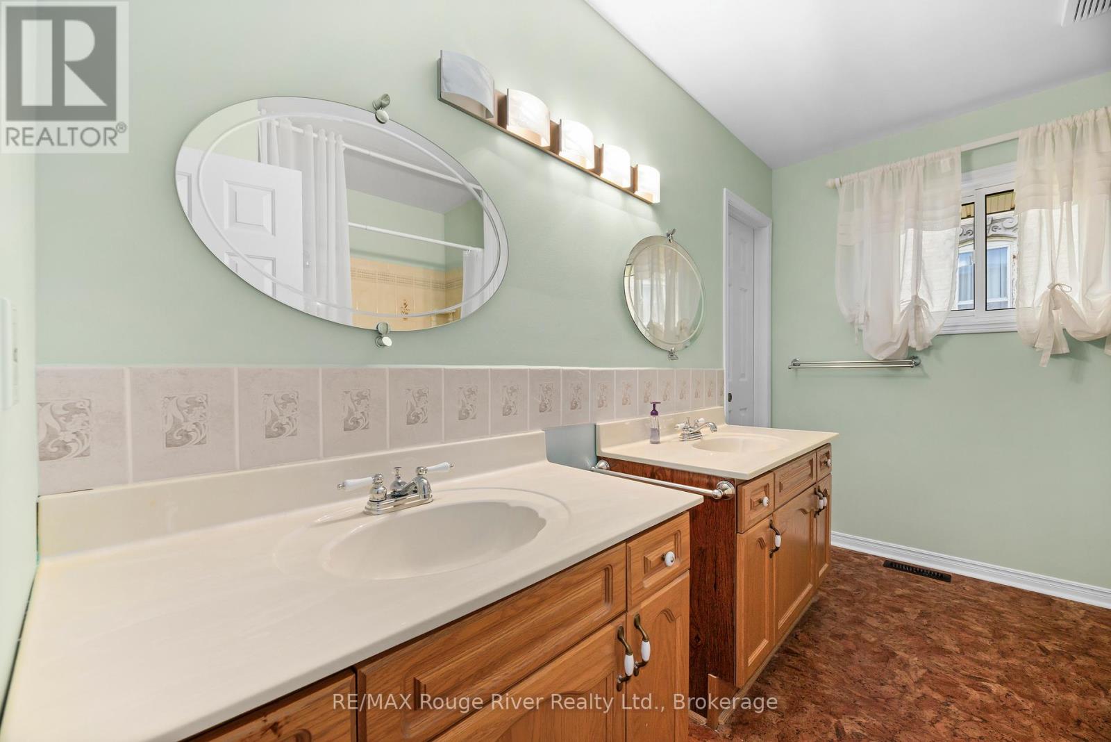 59 1/2 VICTORIA AVENUE N - 22