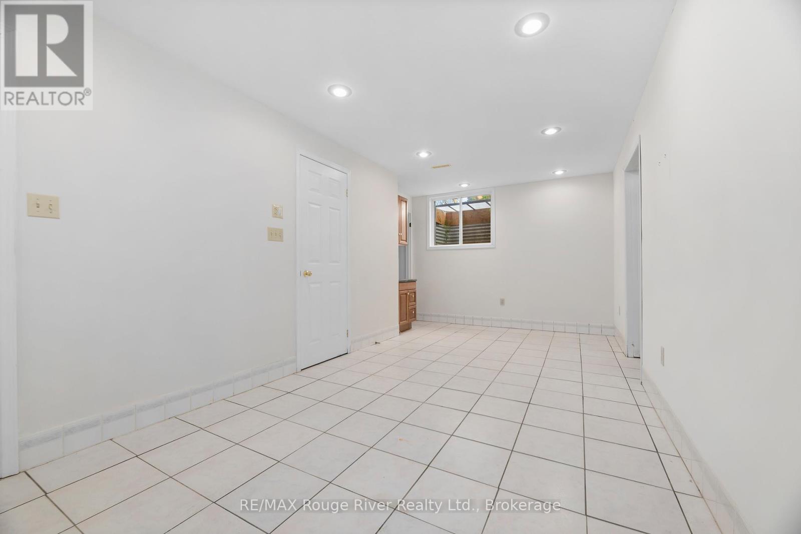 59 1/2 VICTORIA AVENUE N - 30