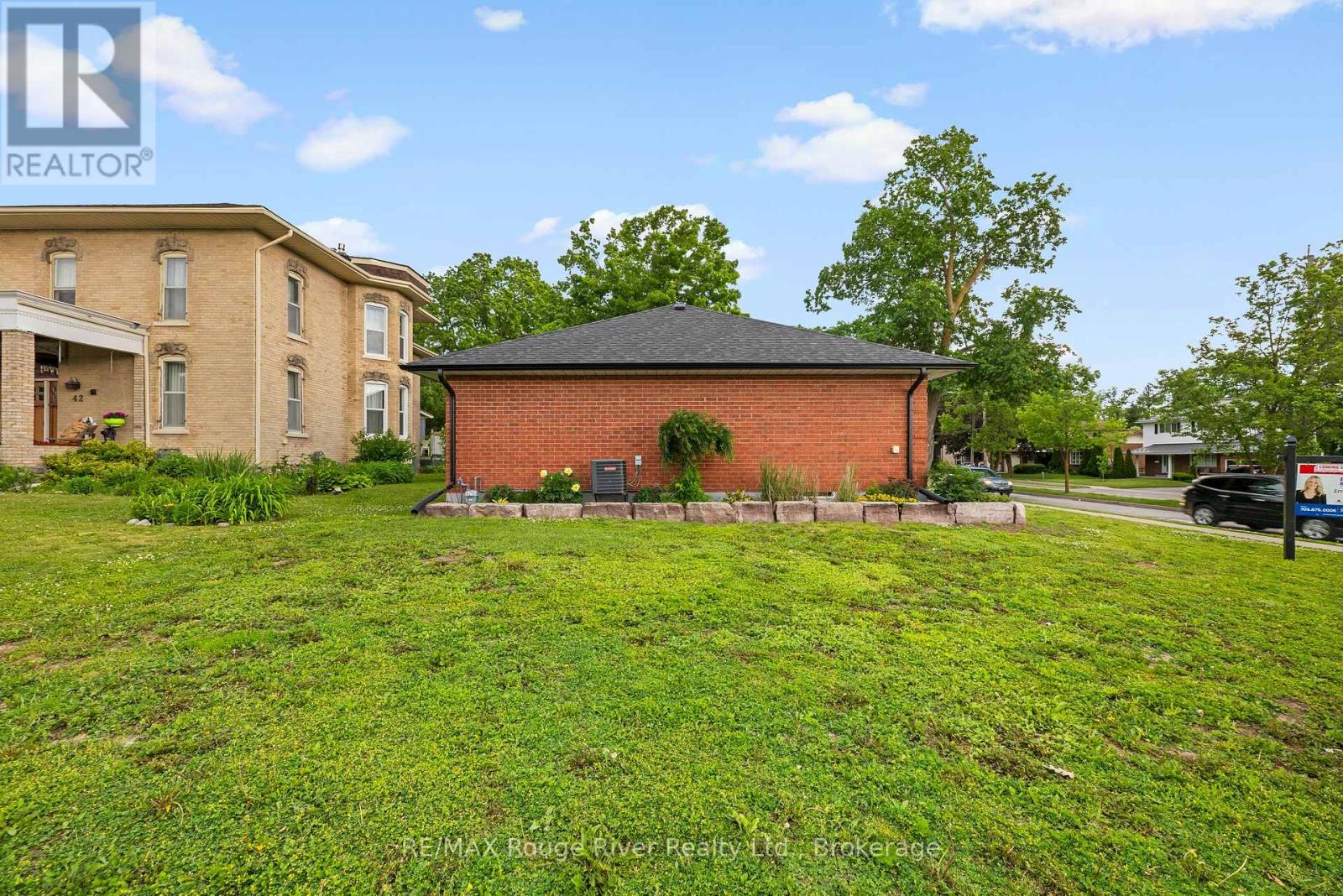 59 1/2 VICTORIA AVENUE N - 4