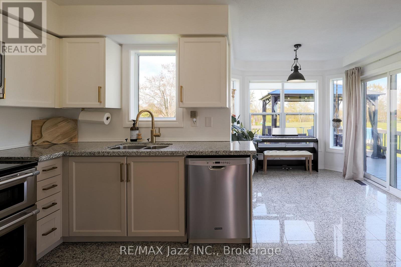 29 SONGBIRD CRESCENT - 10