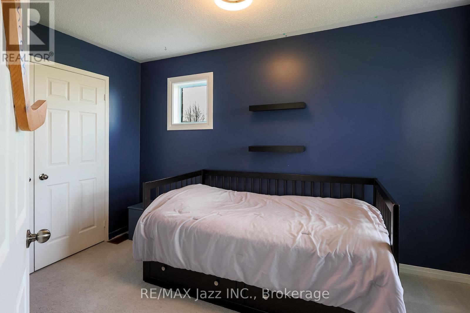 29 SONGBIRD CRESCENT - 13