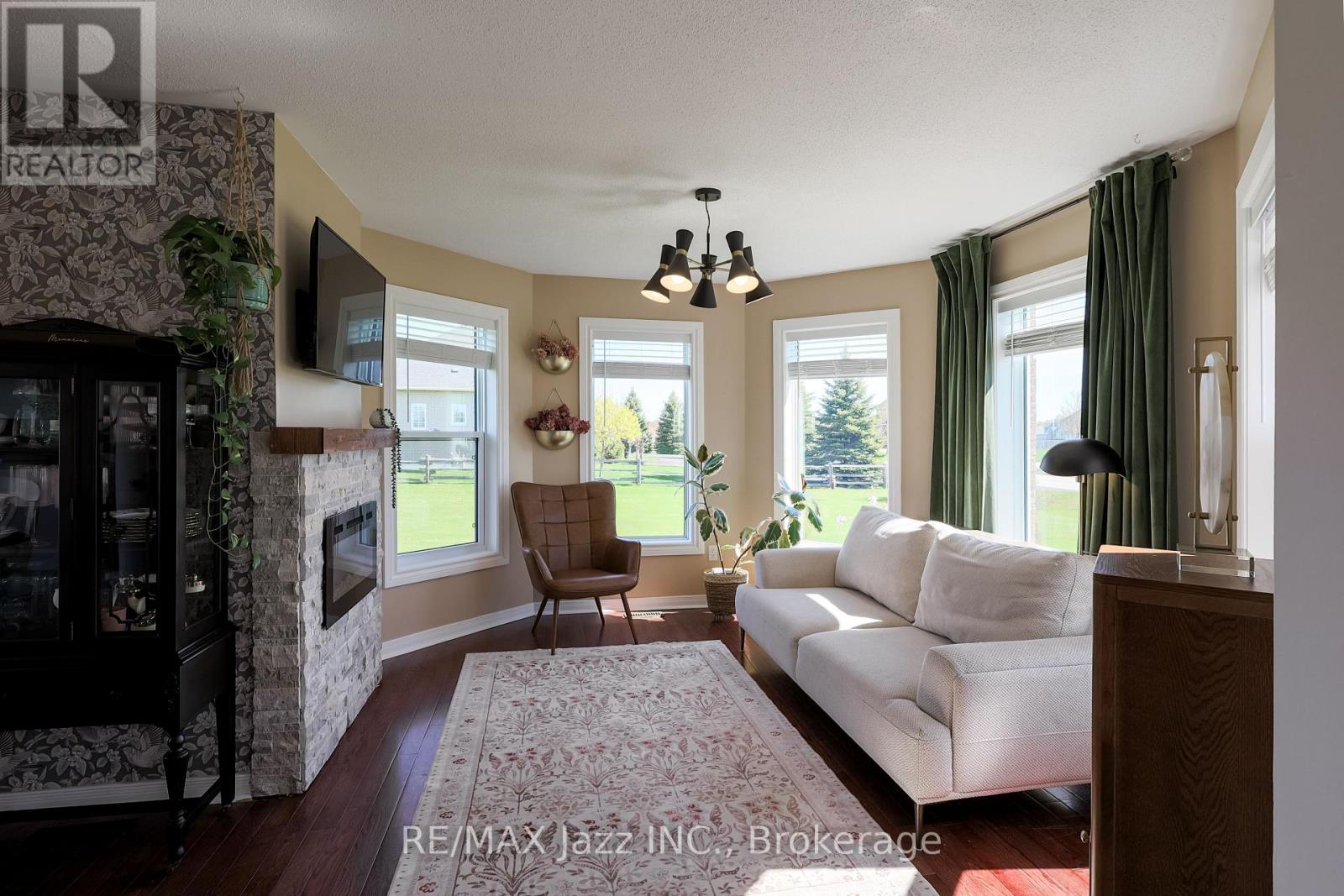 29 SONGBIRD CRESCENT - 4